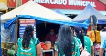 Feirantes recebem cópias do novo decreto contra o Covid-19